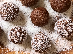 Бисквитени топчета (бонбони) с локум, орехи и кокосови стърготини - снимка на рецептата